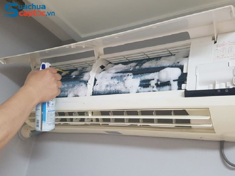 Chỉ cách vệ sinh máy lạnh tại nhà không cần gọi thợ
